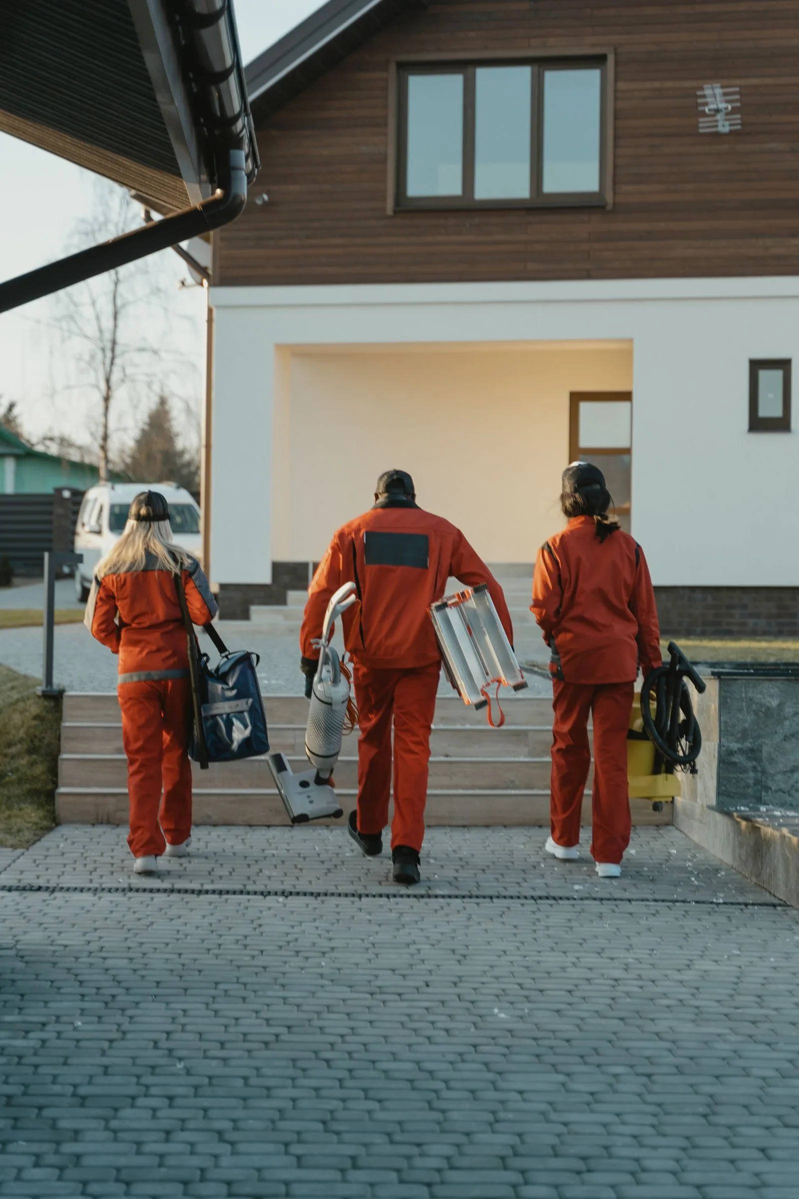 Reinigungsteam von CasaNova mit professioneller Ausrüstung im Einsatz